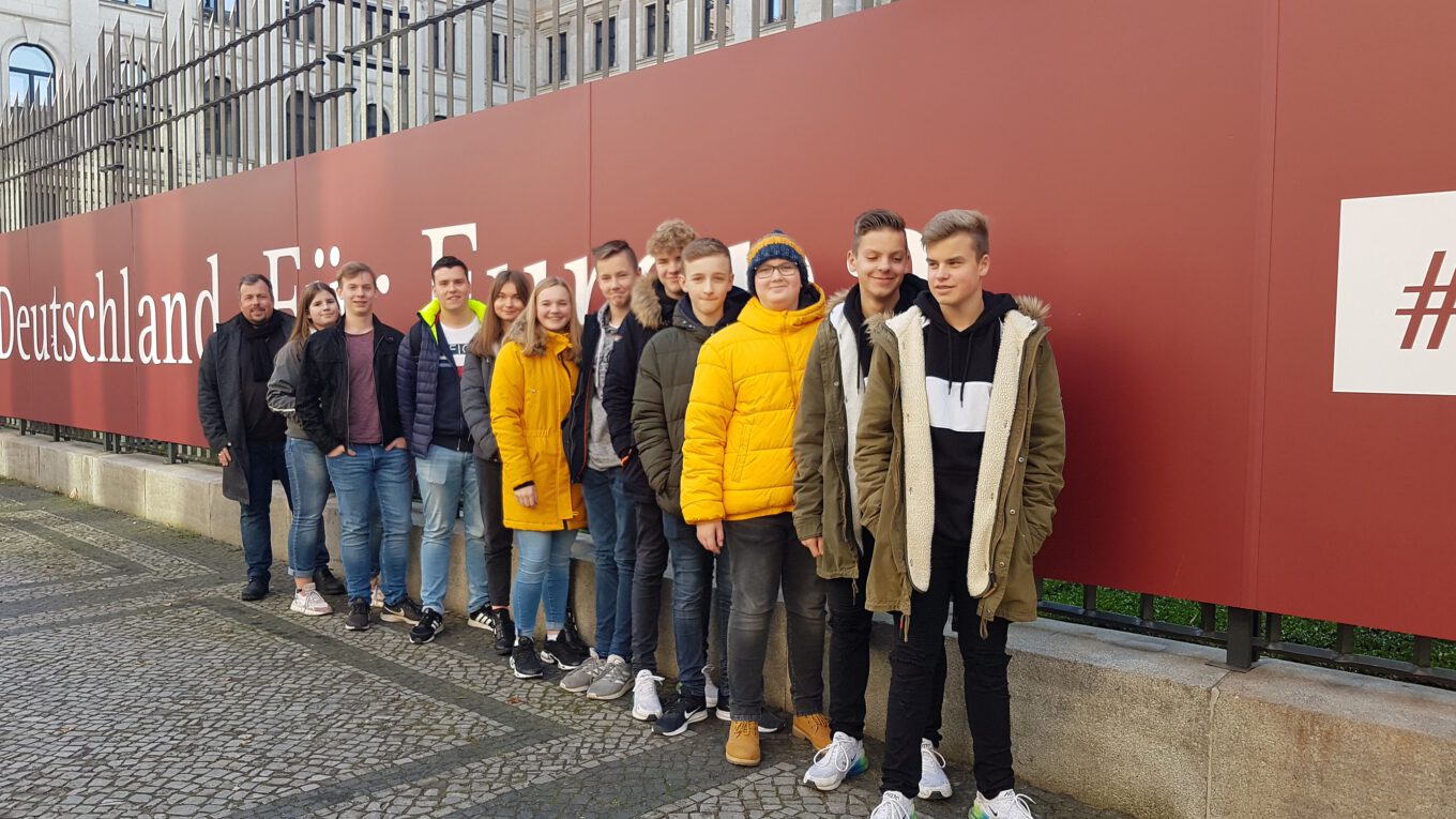 SV-Schüler und SV-Lehrer verschiedener Schulformen aus Hüllhorst, Bünde, Stemwede und Schweicheln erkunden die historische und politische Bedeutung Berlins